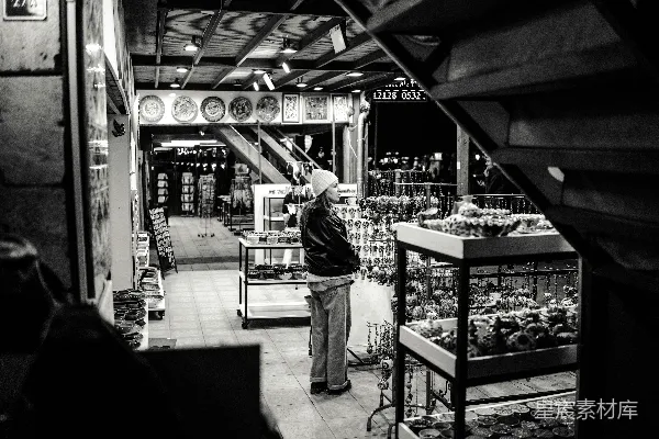 一个男人站在商店里看着商品。