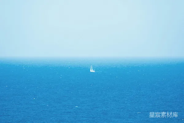 高清摄影 一艘帆船在大海中央