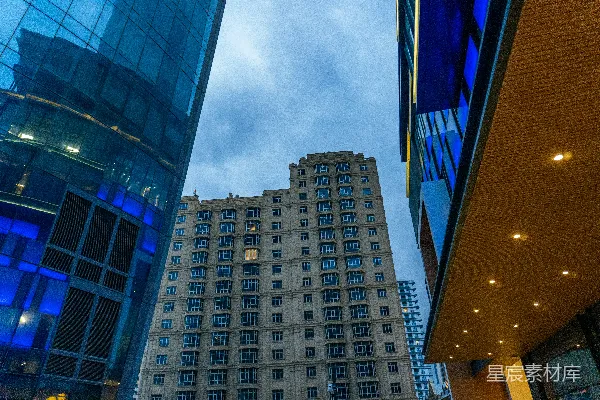 从地面上看，可以看到 skyscrapers。
