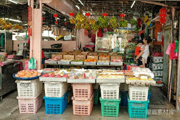 一家店里摆满了各种不同类型的食品。
