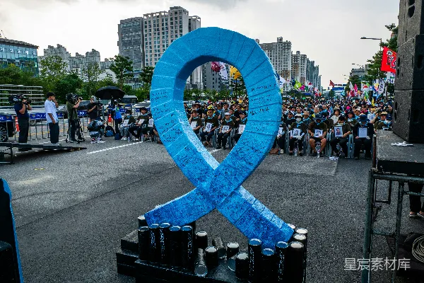 高清摄影 一条大蓝丝带悬挂在街道中央。