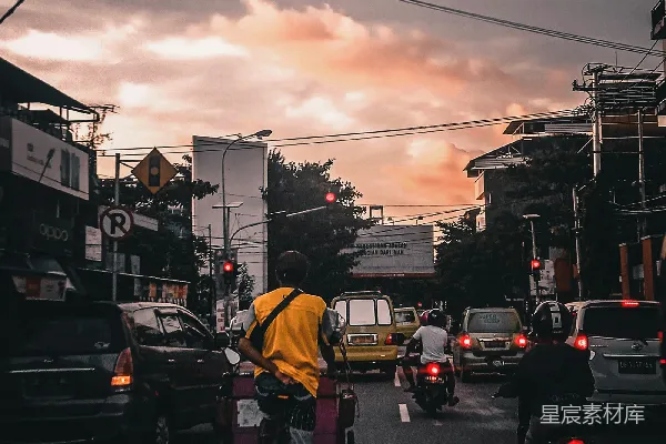 道路在黄金时段行驶的车辆