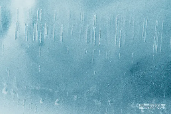高清摄影 一个男人在雪覆盖的斜坡上滑下滑雪板。