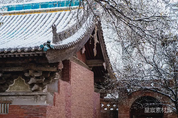 覆雪的传统建筑和拱形大门