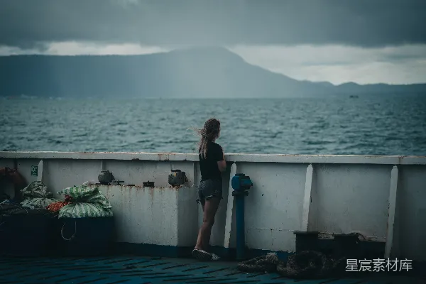 一个站在船上的 Person