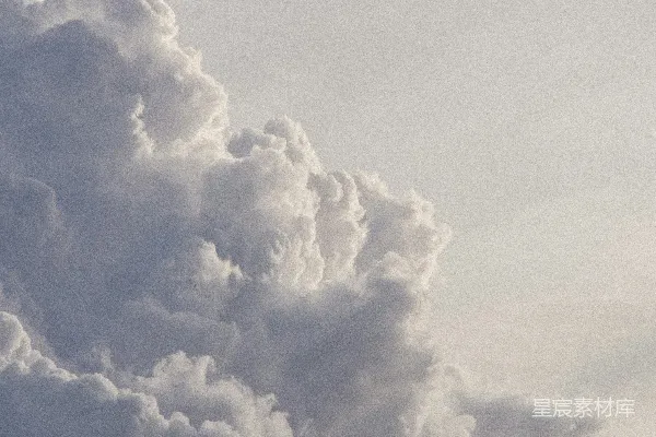 fluffy 白云 填充 着 晦暗 的 天空 。