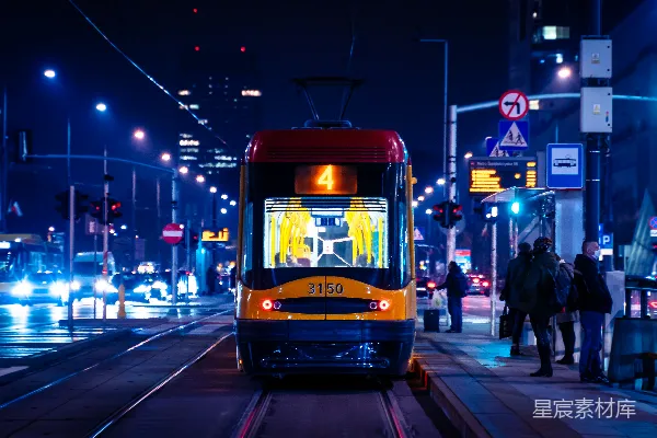 高清摄影 红色和白色相间的有轨电车在夜晚的道路上行驶