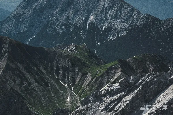 蓝天下的绿山与灰山在白昼