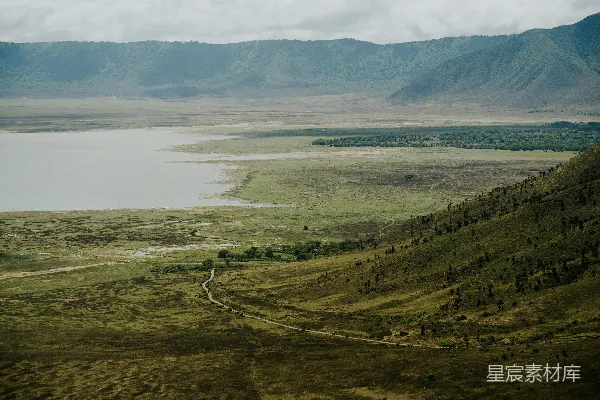 广阔的景色中可见湖泊和山峦。