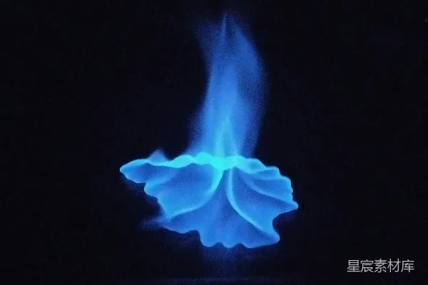 高清摄影 在黑暗中看到一簇蓝色的火焰。