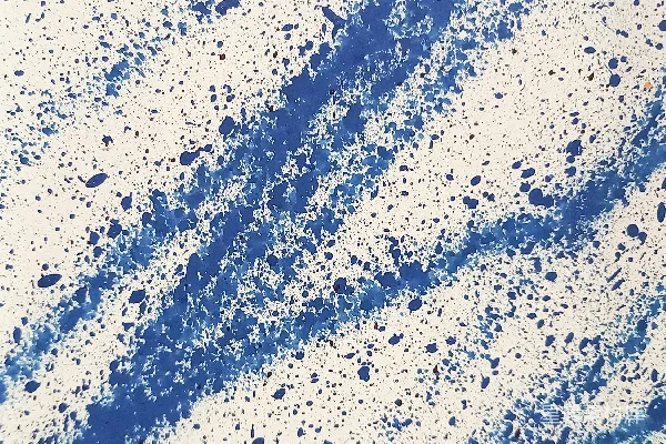 高清摄影 覆盖着雪的地面上有蓝色的线条。