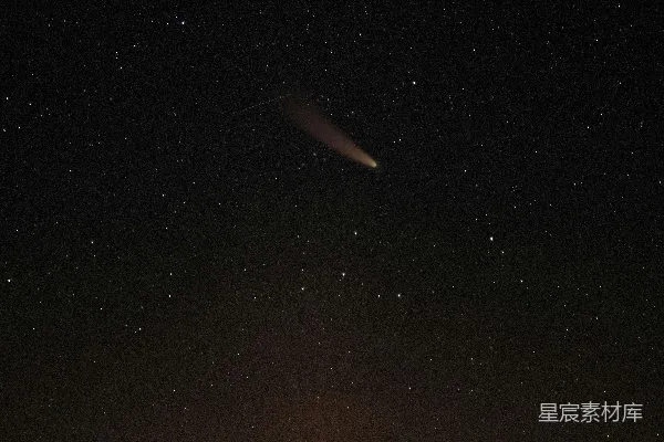 夜晚的黑色与棕色天空