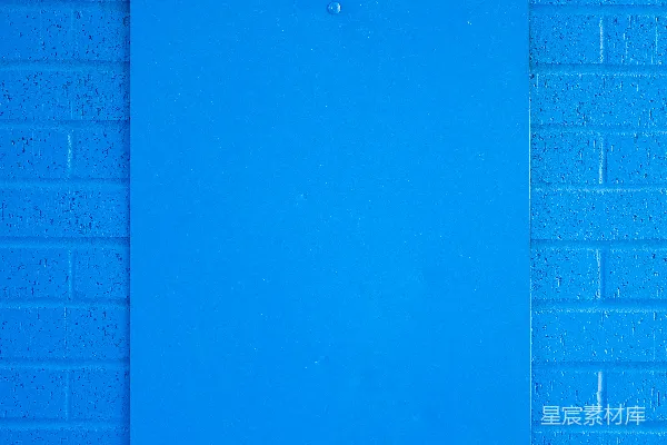 高清摄影 紫色砖墙上有一台蓝色iPad。