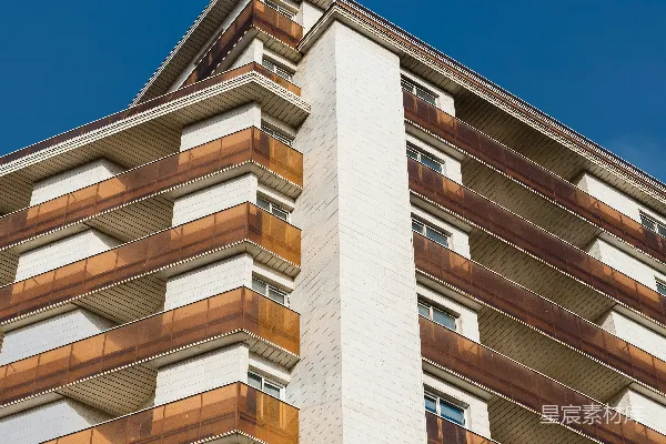 有阳台的高建筑物