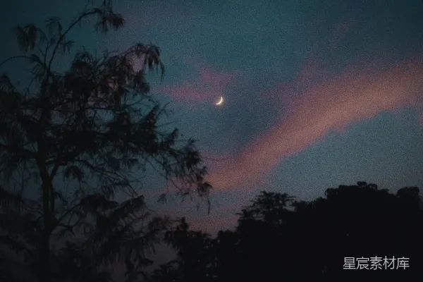 夜空中月亮透过云层可见