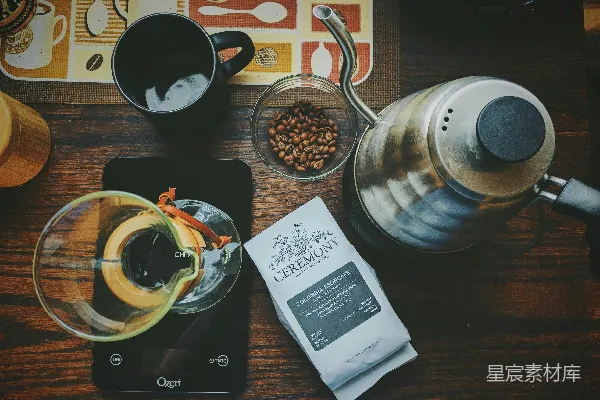 一张木桌上面摆着几杯咖啡。