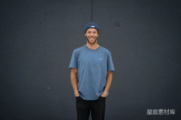 高清摄影 一个男人站在黑色墙壁前