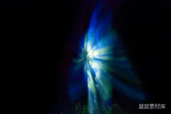 高清摄影 蓝白抽象光爆发出黑色背景。