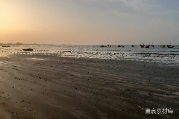海滩上的人在白天。