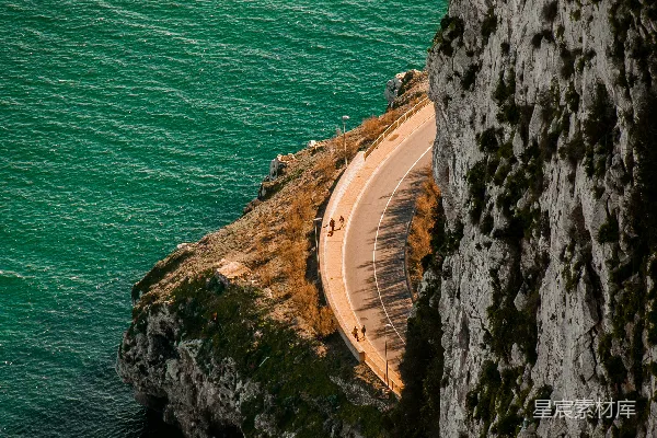 高清摄影 一辆车沿着海边的路行驶