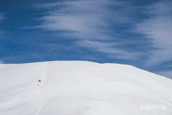 高清摄影 两人在白雪山上