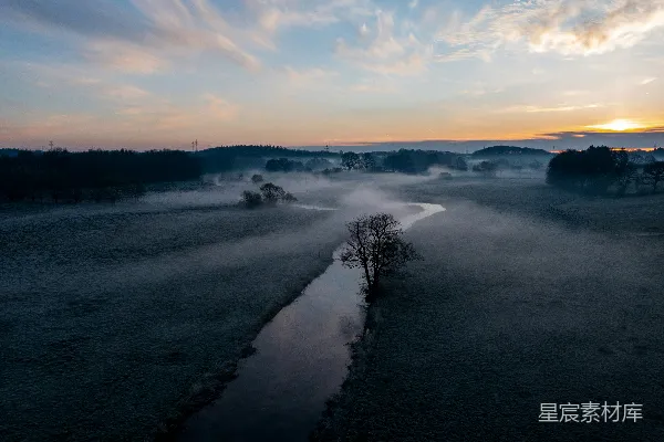 河边覆雪的河流