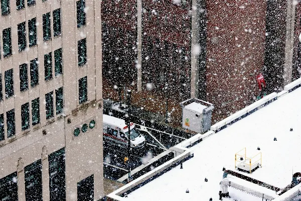 城市里下雪的一天，几栋建筑而已