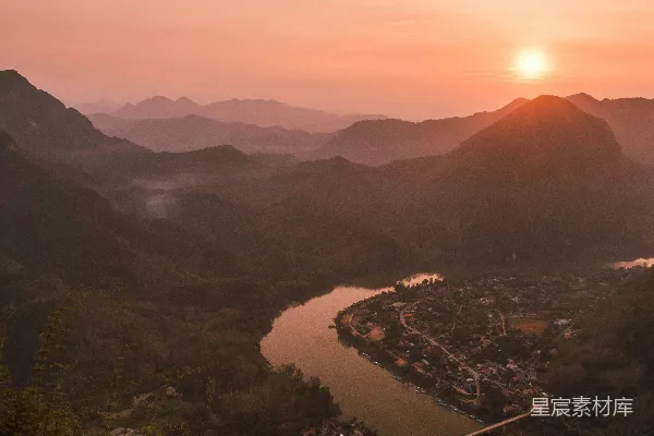白天的绿树与山峦的空中俯瞰视图