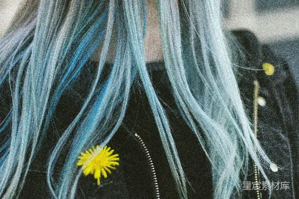 高清摄影 穿着黑色夹克，蓝色头发的女人