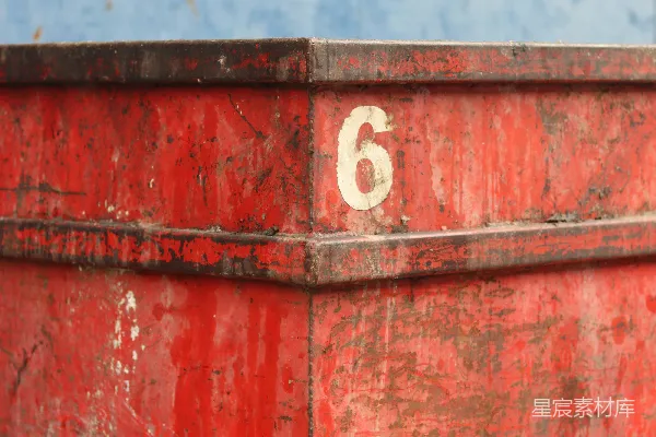 高清摄影 一个红色的容器上标有数字6。