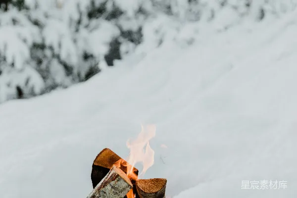 雪地中间的一场大火