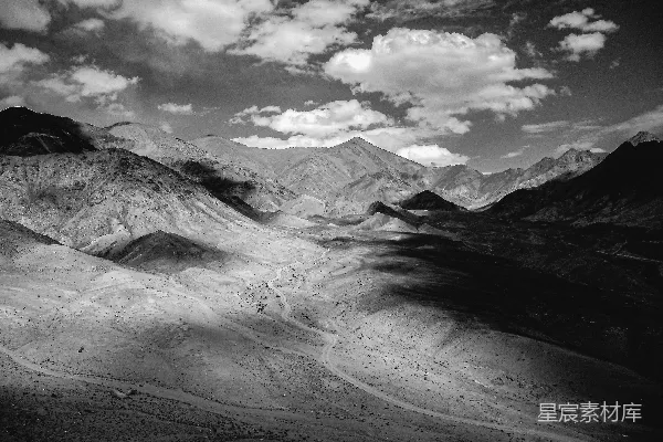 黑白山景画，云影交织的壮丽景象。