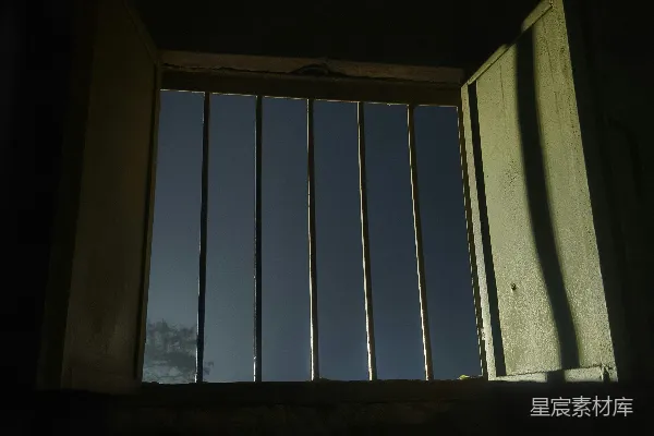 外面有铁栏杆的窗户