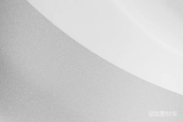 高清摄影 一个男人正在雪覆盖的斜坡上滑雪板下滑。