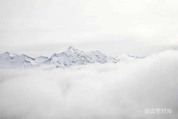 高清摄影 白天被雪和云覆盖的山脉
