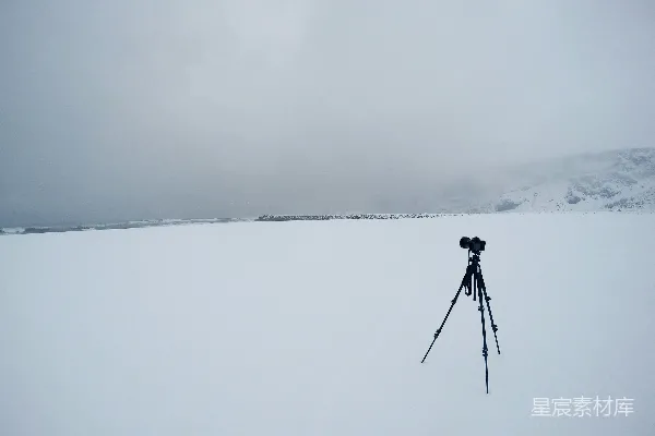滑雪者站在雪地里