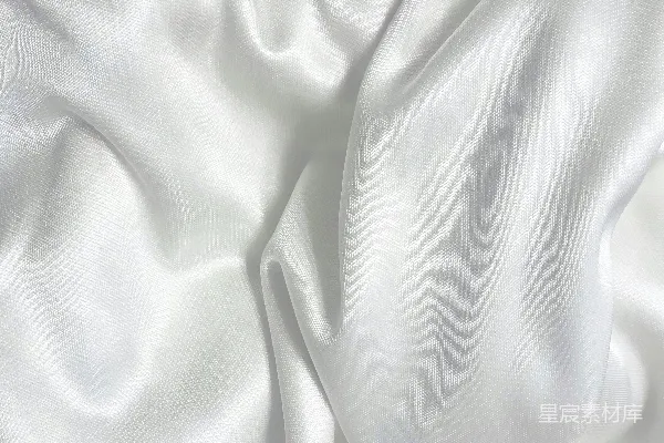 高清摄影 白布放在棕色木桌上