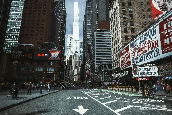 一条有高大建筑物的街道