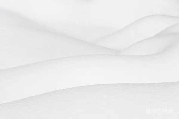 高清摄影 一个人正在雪覆盖的斜坡上滑雪。