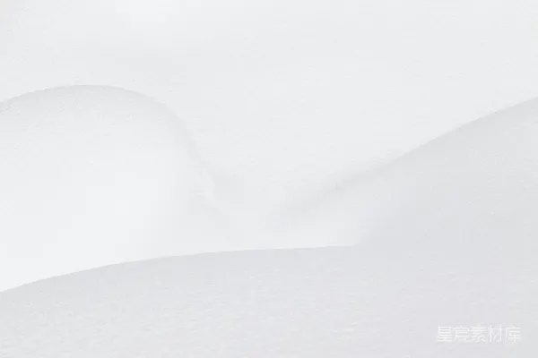 高清摄影 一名男子在覆盖着积雪的斜坡上滑雪。