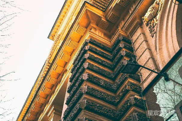 白天的棕色混凝土建筑