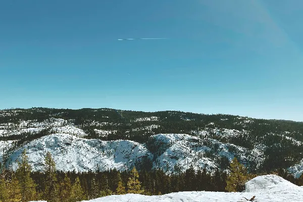 白天雪覆盖的山蓝天下