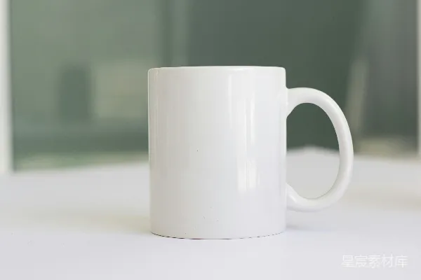高清摄影 一个白色的咖啡杯放在桌子上。