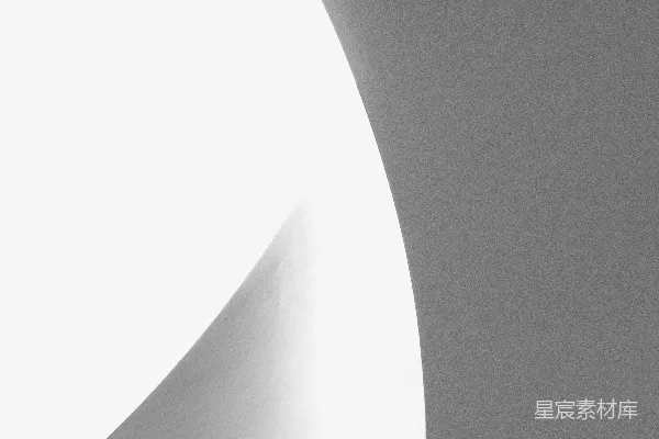 高清摄影 一张黑白照片，照片中一个人正在滑滑板。