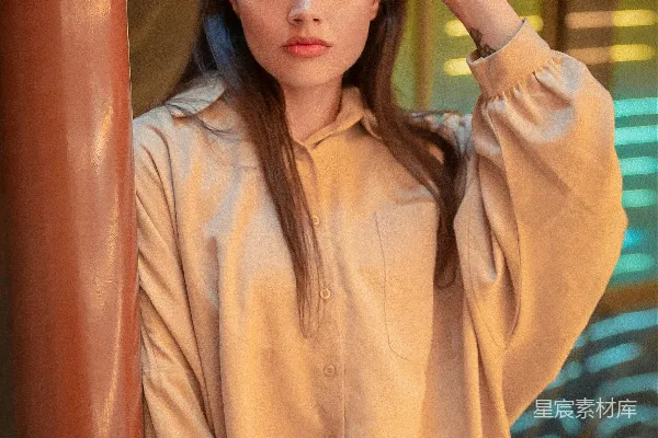 一个穿浅色T恤和黑色太阳镜的女人