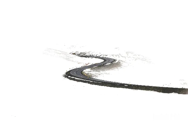 高清摄影 免费的道路，周围覆盖着积雪。