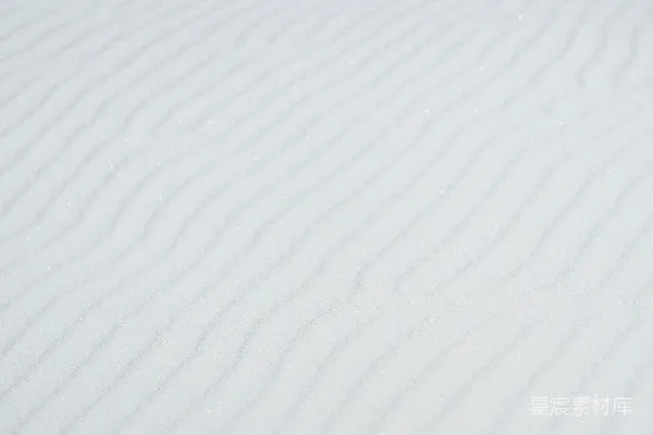 高清摄影 一个人在雪覆盖的斜坡上滑雪。