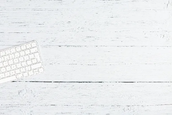 高清摄影 银色电脑键盘放在白色木桌上