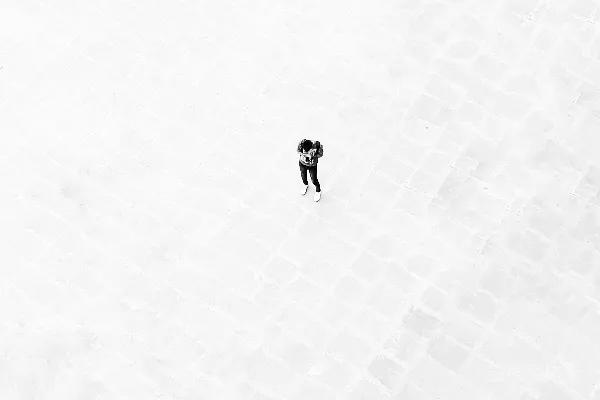 高清摄影 人走在白色地板上