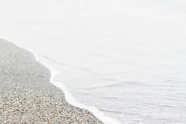 高清摄影 海浪在白天拍打着海岸。